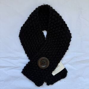 Fossil Berkley Scarf, Black, NWT, wooden button, warm and cozy